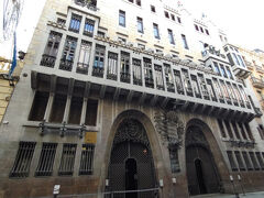 ガウディのグエル邸。初訪問。日本語オーディオガイド付き12ユーロ(2,260円)。チケットはこのグエル邸の左側の建物で購入。