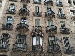 徒歩でガウディのカサ・カサルべ。見学不可。外観のみ。1階には高級中華レストランチャイナクラウン。さらに徒歩で、