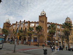 さらにどんどん歩いてモヌメンタル旧闘牛場。バルセロナでは2012年から闘牛が禁止に。動物愛護の精神とスペイン伝統文化と距離を置きたいカタルーニャの地域主義が背景にあるそう。