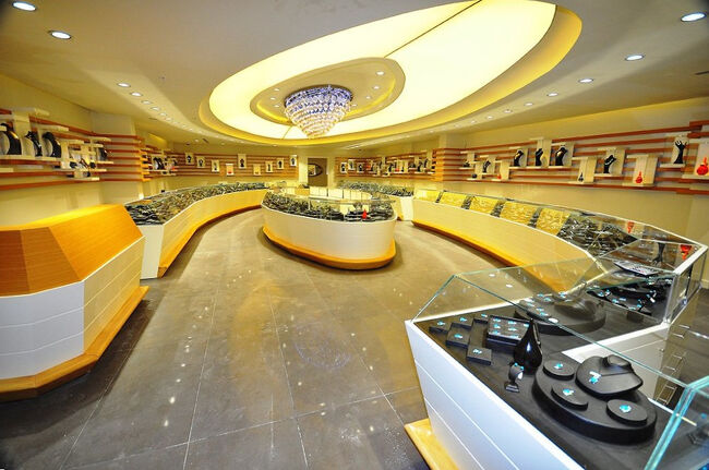 現地ガイドの紹介で、トルコ石店 HANEM も訪問<br /><br />見るだけになるかも…、と言いながら、皆さん<br />お買い上げ<br />(♯ 店内写真は、お店掲載のものを借用)<br />