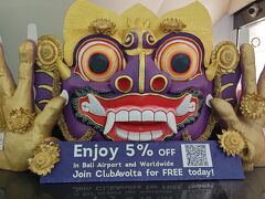 21:50に空港送迎のはずが、HISの現地ガイドさんより初日に空港からホテルまで来た時もう一組の方がまだなので、もう少し待って下さいとの事。

電話をかけたりと忙しくしていました。

やっと繋がったみたいで、観光ツアーでそのまま空港へ送ってもらうようでした。

それはそうと言ってくれないと何かあったらHISの責任になってしまうので、連絡はしてくれないとねと話していました。

もちろんその通りですし、迷惑かけたらダメですよね。

もう一組はツアーの空港送迎を使用してる為、私達のみで30分位遅れて空港へ。

そしてチェックインには沢山の人！人！人！

1時間位並んでやっとチェックイン。