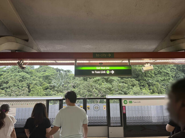 18:51　タナ・メラ(EW4)で乗り換え。まだ明るい。暑いです。<br />空いていて座れました。