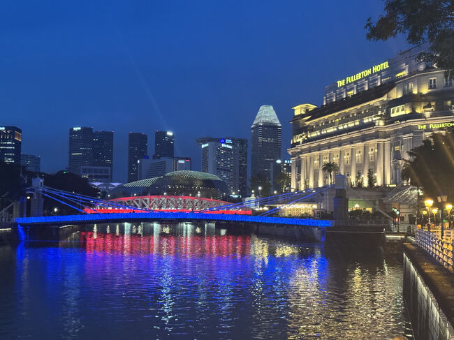 「H」出口から出て、シンガポール川沿いをカベナ橋、フラトーンホテルの方へ。もう暗い。