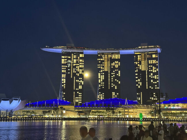 マリーナベイ・サンズの間から月。