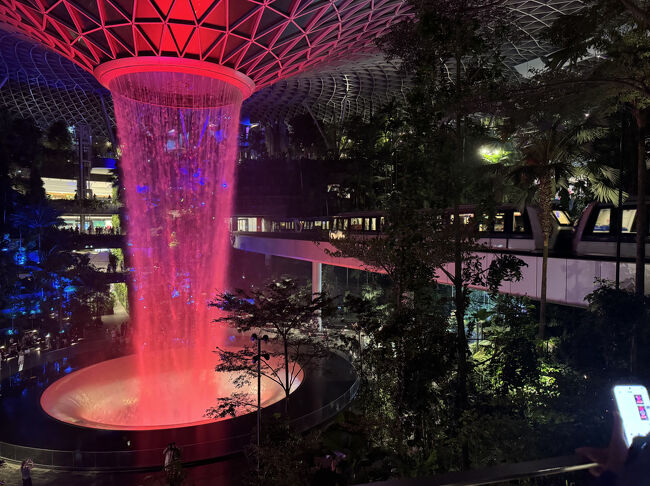 ちょうどスカイトレインが通過するところだったジュエルの滝を鑑賞して、