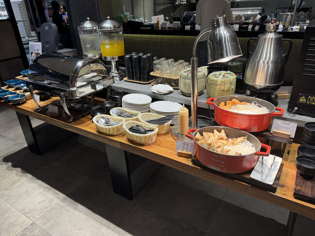 ビュッフェ形式のサイドメニュー。