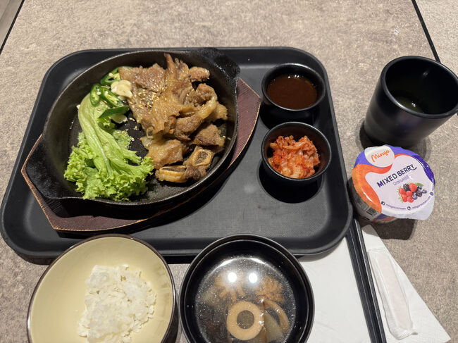 メインは韓国牛カルビを頂きました。<br />鉄板は熱いのに肉は熱くなくちょっと固かったかな。青唐辛子は慎重に排除。