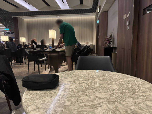 無茶苦茶混んでいて奥にやっと座れるところを見つけました。