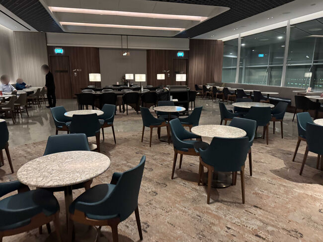 さすがにラウンジにはほとんどいません。