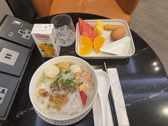 フィッシュボールヌードルスープ。ラクサの具のエビやうずらの卵も入れてもらいました。味は薄く何かしら加えたほうが良いと思います。<br />あとは、オレンジジュース、フルーツ、ゆでたまご。