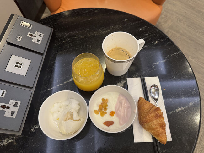 アイス、ヨーグルト、クロワッサン、コーヒー。<br />ご馳走様でした。