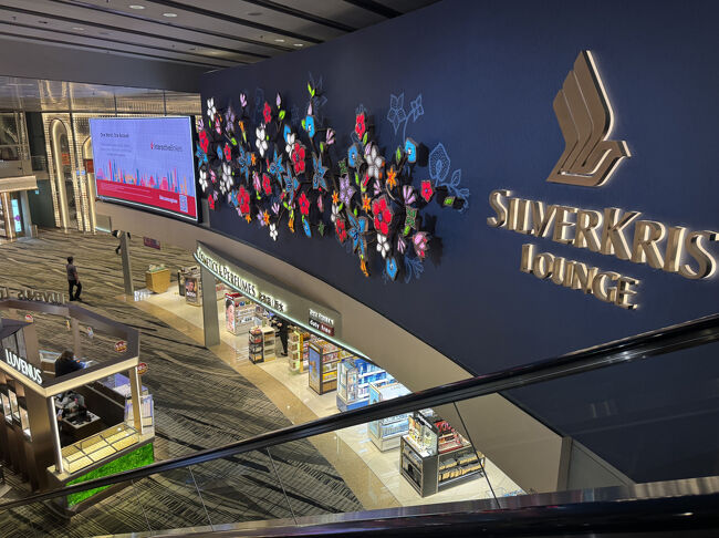 07:51　ターミナル3のシルバークリスラウンジを後にして徒歩で移動。