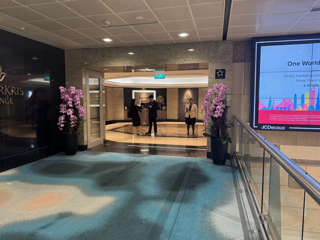 08:17　ターミナル2のシルバークリスラウンジへ入ります。