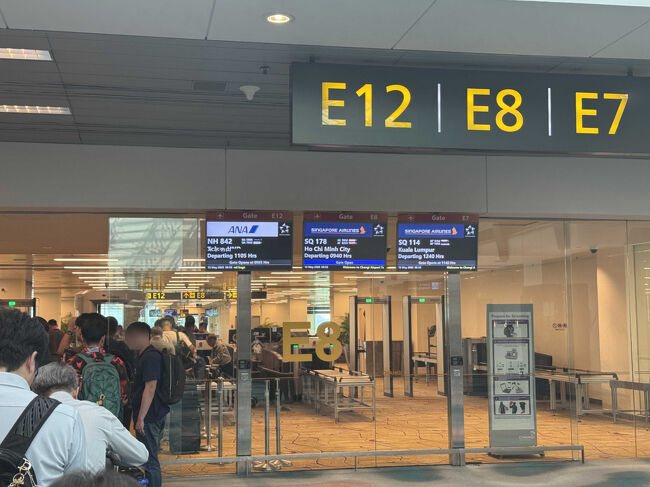 08:52　搭乗ゲートE8に到着。