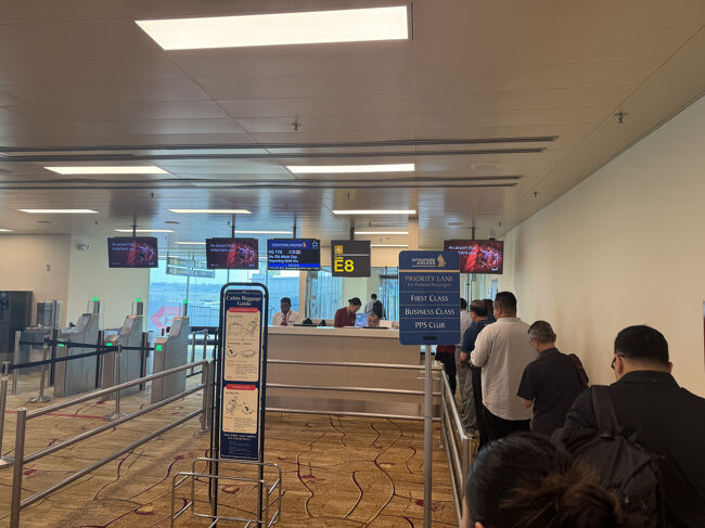 09:03　プライオリティレーンに並びました。