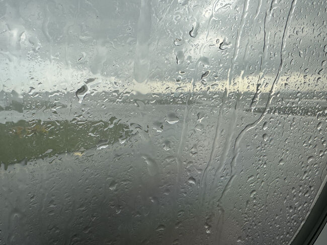 09:53　タクシング中、突然の雨で待機。