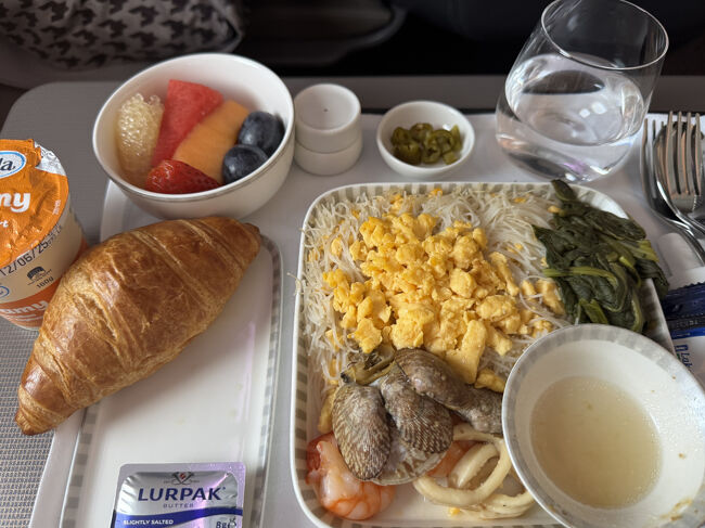 離陸後30分で機内食が配られました。<br />シーフードビーフンは旨し。