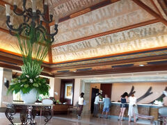 ☆AYANA Resort Bali＜フロント＞

車を降りたら花のレイをかけられてフロントまで案内してくれた。
