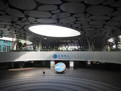 高雄駅の時計のある所も人少ない＾＾