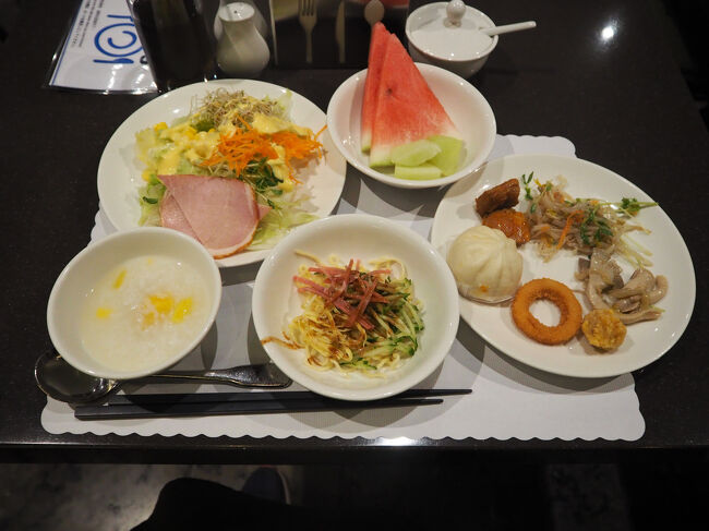 いろいろ準備して、だいた8:00頃<br />今日はゆっくりしっかり朝ごはんを食べます<br /><br />生野菜もあるし、台湾旅で不足しがちな野菜を多めに取れるのが嬉しい＾＾