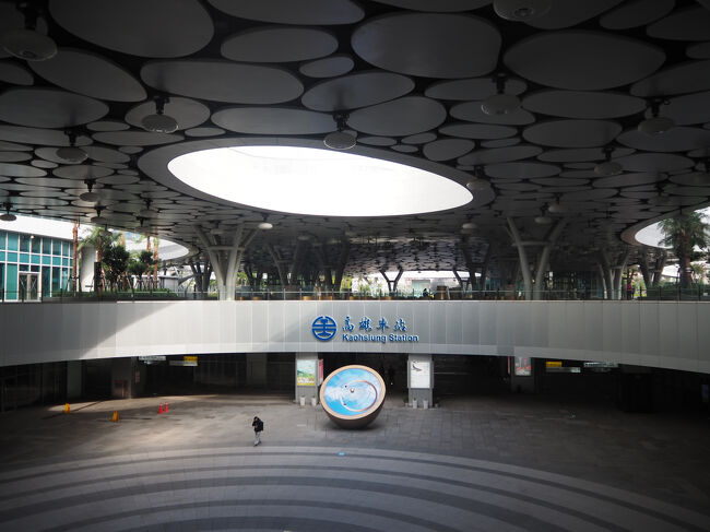 高雄駅の時計のある所も人少ない＾＾