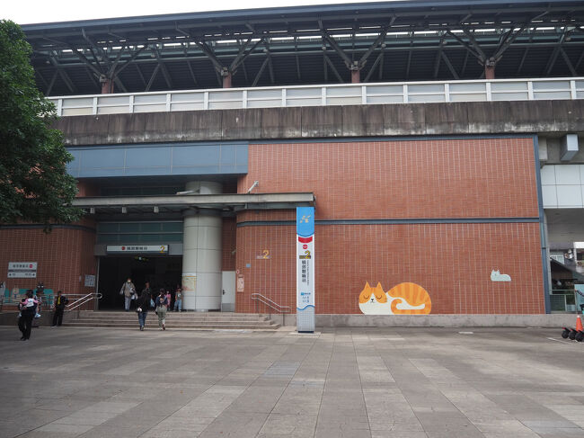 壁に猫ちゃんが描かれた駅舎も撮って