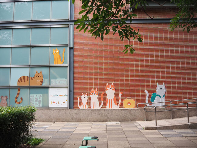 小腹がすいたら食べようと、蒸しパン２つをバッグにしまって、改札内に入ります<br />