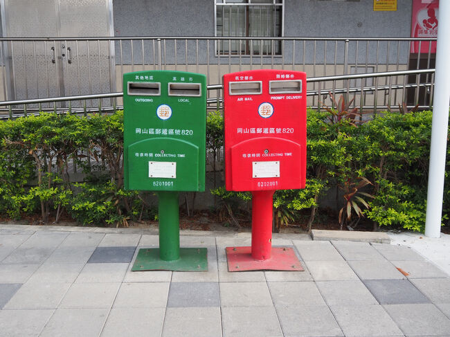 駅前にあった緑赤のポスト