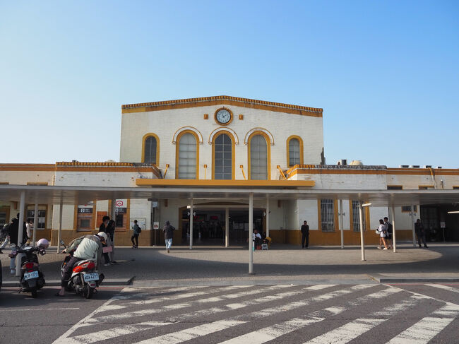 先ずは忘れずに、<br />１２駅目、嘉義駅の鉄印も頂き、外に出て駅舎も撮りました<br />