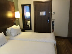 ベルギーでは、2016年３月、ブリュッセル国際空港や中心部の地下鉄マールベーク駅において連続テロ事件が発生し、日本人負傷者を含む多数の死傷者が発生しました
私たちが空港に着いた時も、空港地下の鉄道駅にも大きな銃を持った軍や警察官が目につきました
市内へのチケットは機械で買ったのか有人カウンターで買ったのか、覚えていませんが、ホームで迷っていたら、親切なおじいさんが教えてくれました
自分は1等席だからこっちなんだよ、じゃあね、と言って別れたのを覚えています
