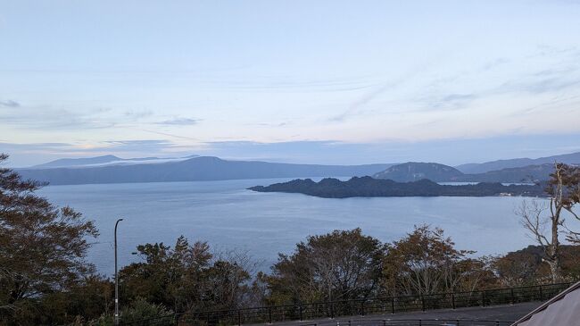 十和田湖の南にある展望台へ！<br />ここまでは湖畔から平面の景観を眺めていましたが、上から見渡す景色も風光明媚です笑