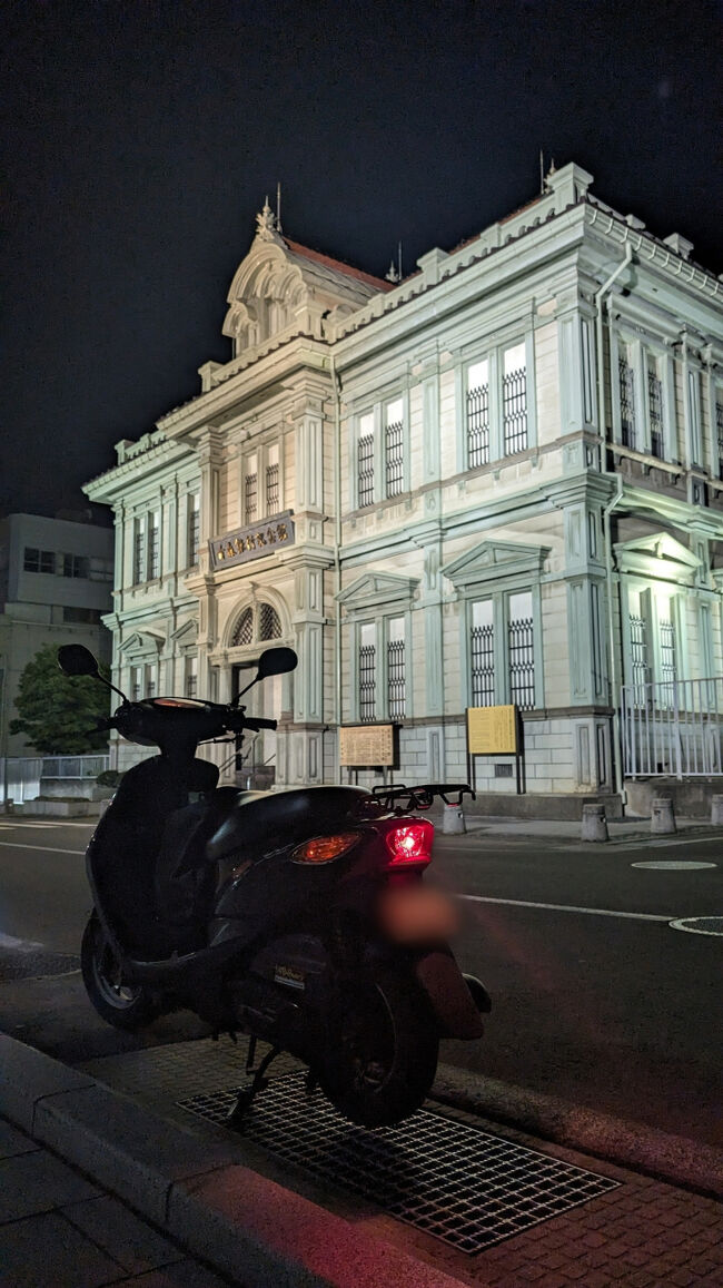 途中休憩を挟み、20時前に弘前市街に到着！<br />弘前の旧市街地には明治期の洋風建築が点在しており、ライトアップされていて壮観です...！