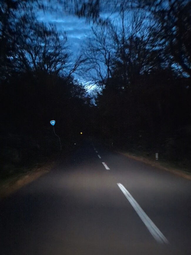 写真だと空が見えますが、運転していると目線の先の暗闇ばかりが映ります。<br />原付のヘッドライトだけを頼りに、延々と夜闇の峠道を進んでいきます