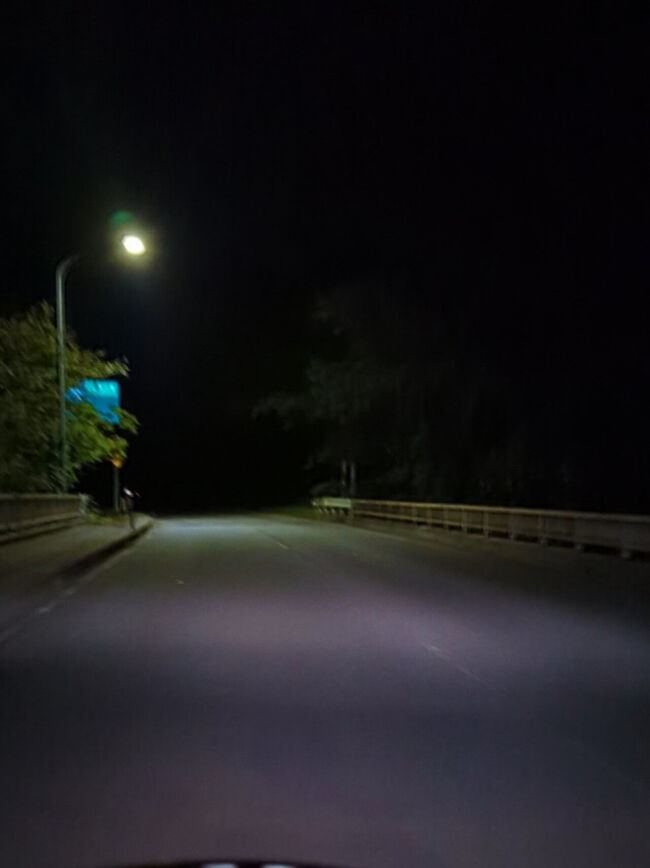 峠を越えて、平坦な「虹の湖」まで下ると、ようやく街灯がある道へ出てきました