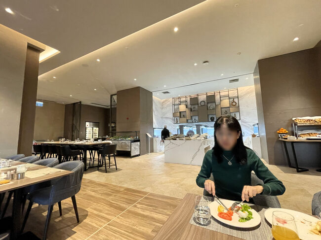 ～～　トルコ Day-2　～～～～<br /><br />マリオットホテルの朝食からスタート<br />宿泊客は少なそうでした<br />