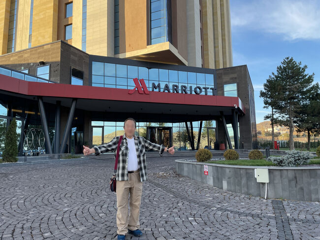 マリオットホテル前にて<br />