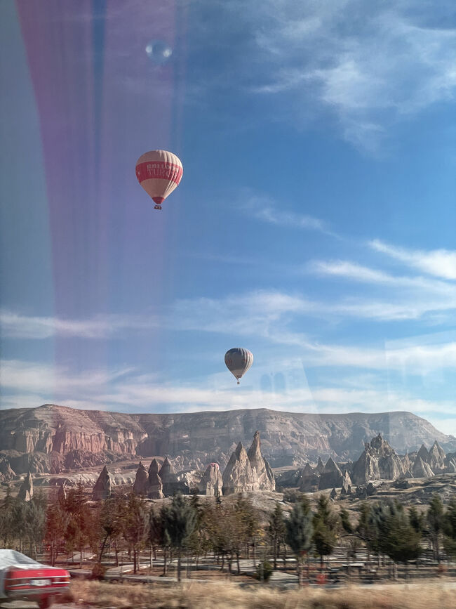 バス車窓に、カッパドキア名物の気球が…<br />