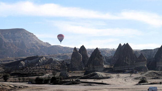 気球と奇岩、<br />奇岩の断層跡と言い、綺麗・雄大な地です<br />