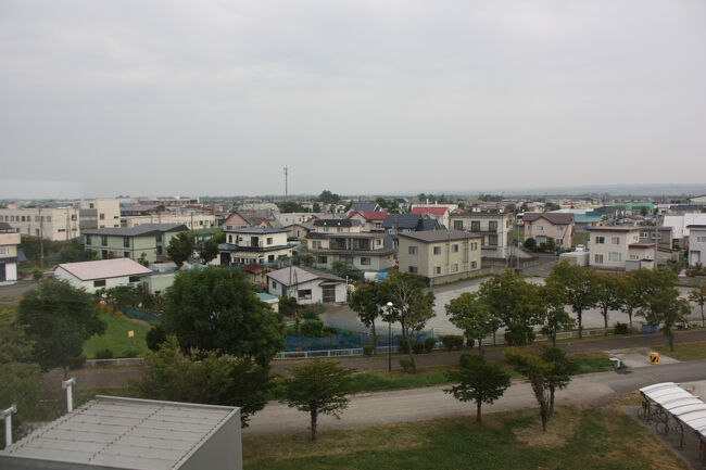 ホテル四季の館。<br />７月３１日、旅行２日目です。<br />今日も、日高本線の廃線跡を巡ります。<br />まず、汐見駅跡を訪ねます。<br />汐見駅跡は、最寄りのバス停から４０分近く歩いたところにあります。<br />しかし、鵡川駅前からのバスの始発は９時５９分と遅く、また、本数は少ないです。<br />そこで、バスでの行き来をあきらめ、ホテルから歩いて行くことにしました。