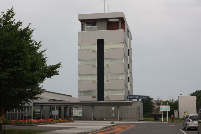 ホテル四季の館。<br />５時３０分、ホテルを出発しました。<br />汐見駅跡までは、１時間ちょいくらいです。<br />初日にこのホテルに泊まることにしたのは、汐見駅跡まで歩いて行くためでした。<br />ここからならば、行って帰って３時間ほどなので、鵡川駅前からの始発バスに乗れます。