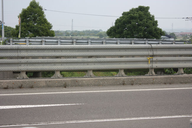 鵡川跨線橋。<br />鵡川方面を望みます。<br />車道の奥に、もう１つ道路があったので、線路は見えませんでした。