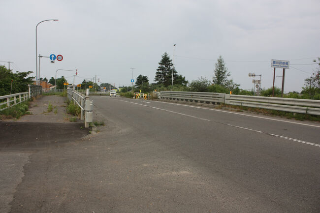 勇払郡むかわ町洋光。<br />鵡川跨線橋を渡りました。