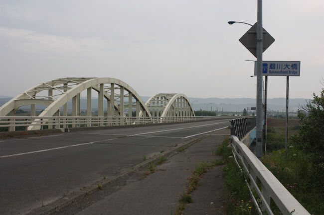 勇払郡むかわ町洋光。<br />跨線橋を渡ると、すぐに、鵡川にかかる鵡川大橋を渡ります。