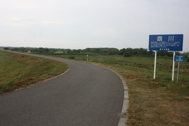 勇払郡むかわ町宮戸。<br />鵡川大橋を渡りました。<br />ここまでおよそ１５分ほどかかりました。<br />途中、小雨となりましたが、すぐに止みました。<br />ここからは、しばらく川沿い、土手の上の道を進みます。