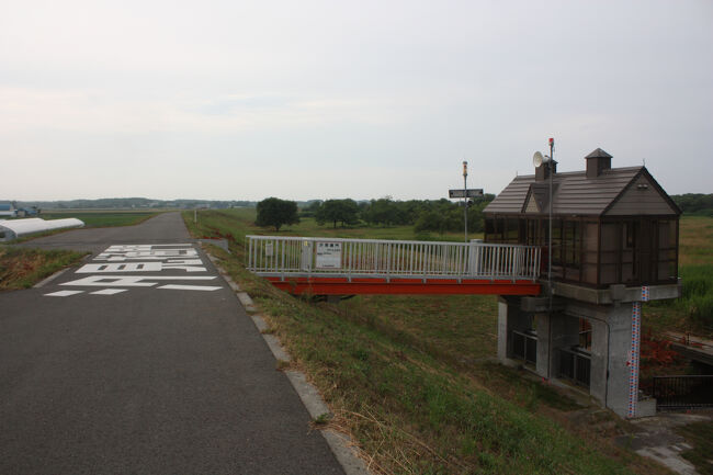 勇払郡むかわ町宮戸。<br />途中に、汐見樋門がありました。<br />土手の下、樋門を通り、左右方向にイモッペ川が流れています。