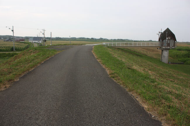 勇払郡むかわ町宮戸。<br />岐路と、またもや樋門が見えてきました。