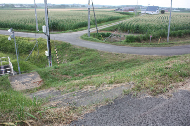 勇払郡むかわ町宮戸。<br />土手上から降りていく道の手前に階段があったので、こちらを降りました。