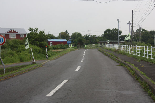 勇払郡むかわ町汐見。<br />田畑の中の道を抜け、少し広い道路に出ました。<br />次は、この道を進みます。<br />写真の左側の黄色い旗があるところから、この道に出てきました。<br />ここまでおよそ４０分でした。<br />すでに汗だく状態です。
