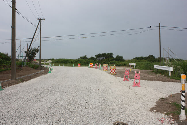 勇払郡むかわ町汐見。<br />歩くこと５０分、急に砂利道となり、その先に、踏切跡らしき物が見えてきました。