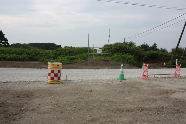 勇払郡むかわ町汐見。<br />上の写真の反対側です。<br />その線路は、踏切手前で切断され、踏切上の物は撤去されています。
